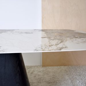 Mesa piedra sinterizada y fresno