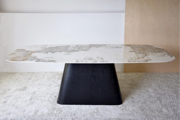 Mesa piedra sinterizada y fresno