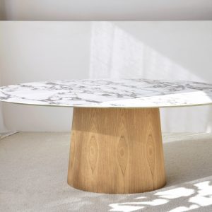 Mesa oval cerámico y fresno