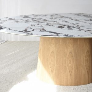 Mesa oval cerámico y fresno