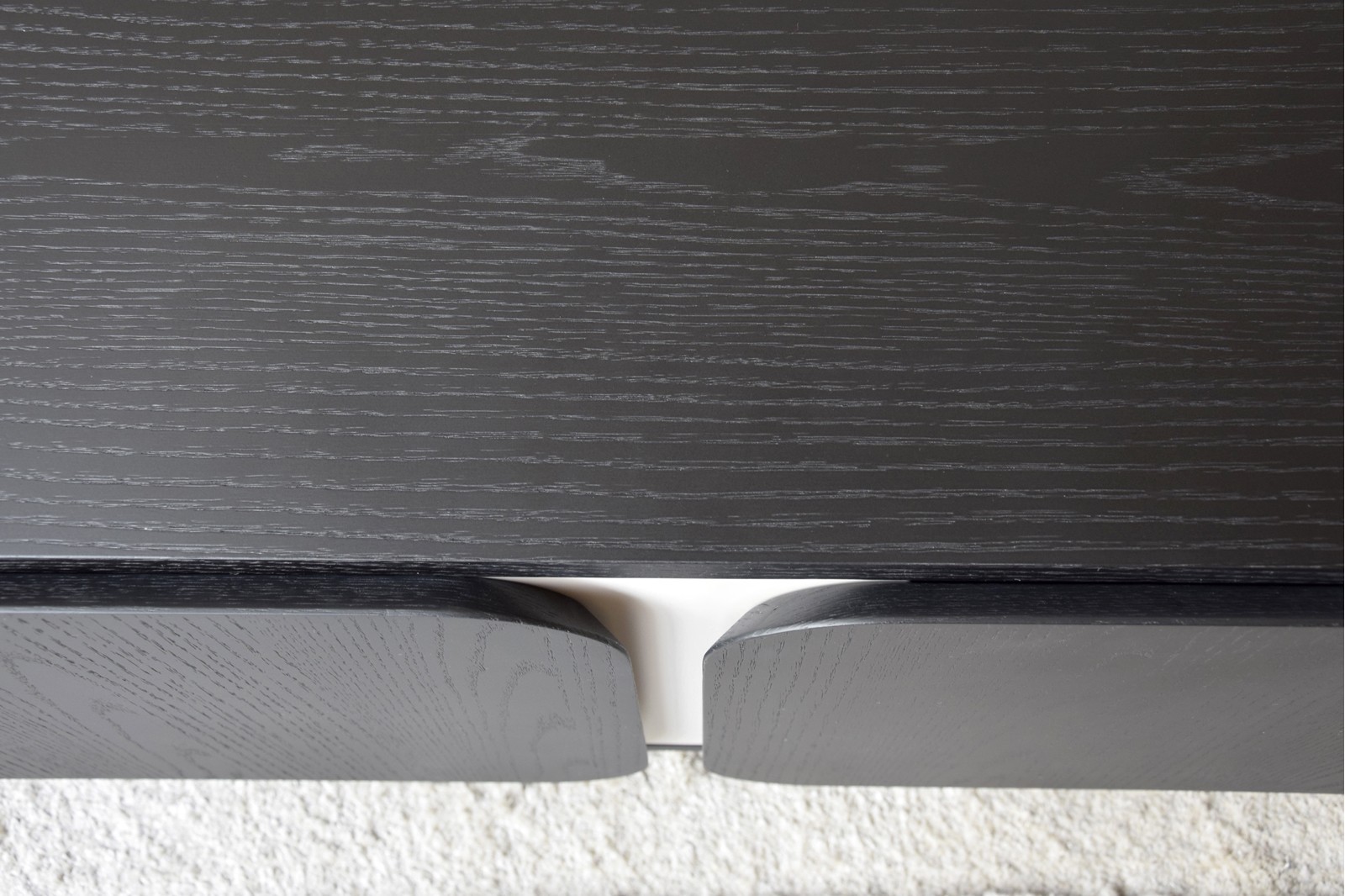 Mueble curva roble negro arena mate