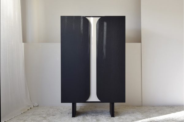 Armario curva roble negro y arena