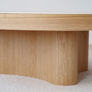 Mesa curva cerámico gris y fresno
