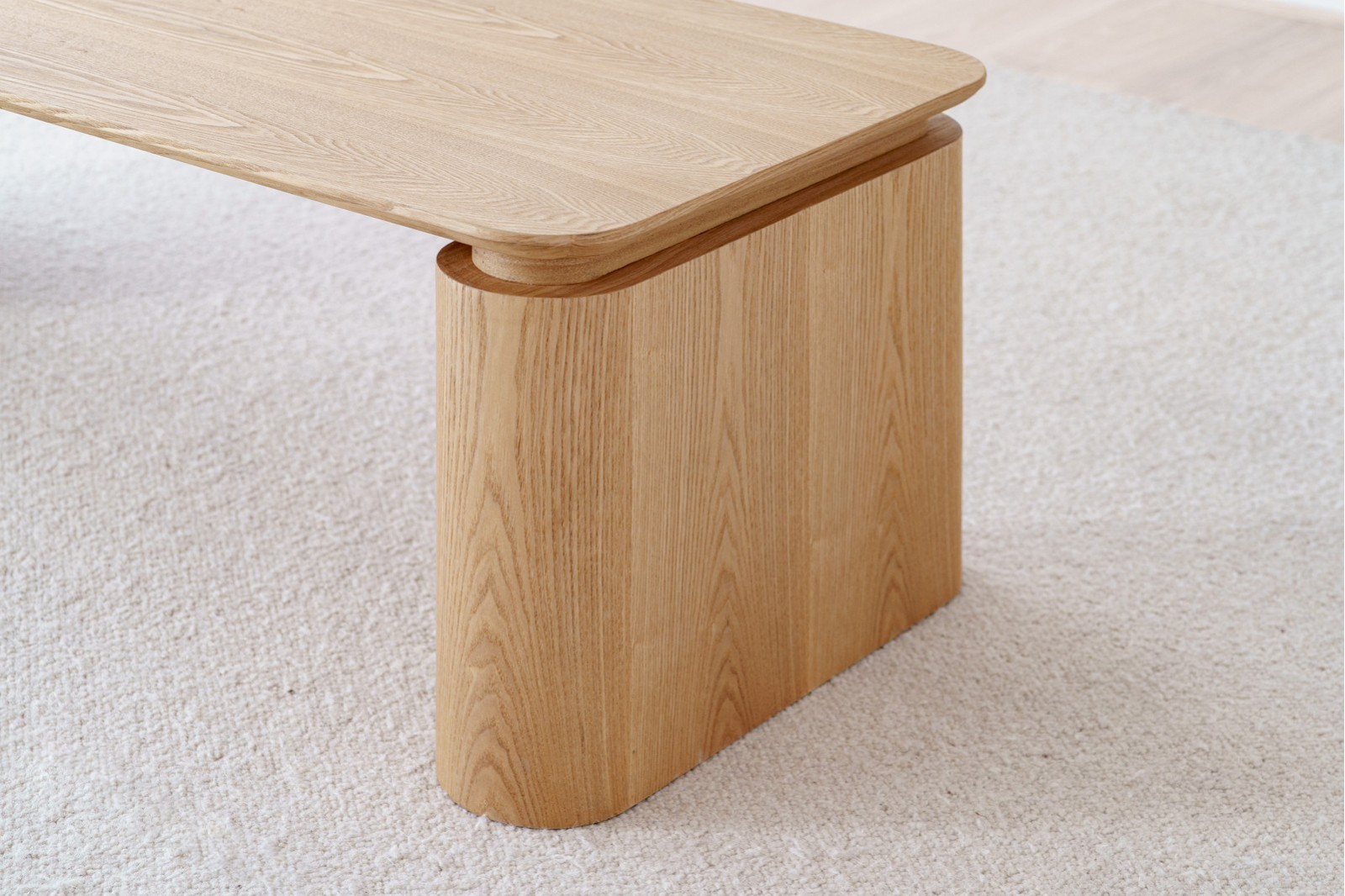 Mesa línea fresno natural